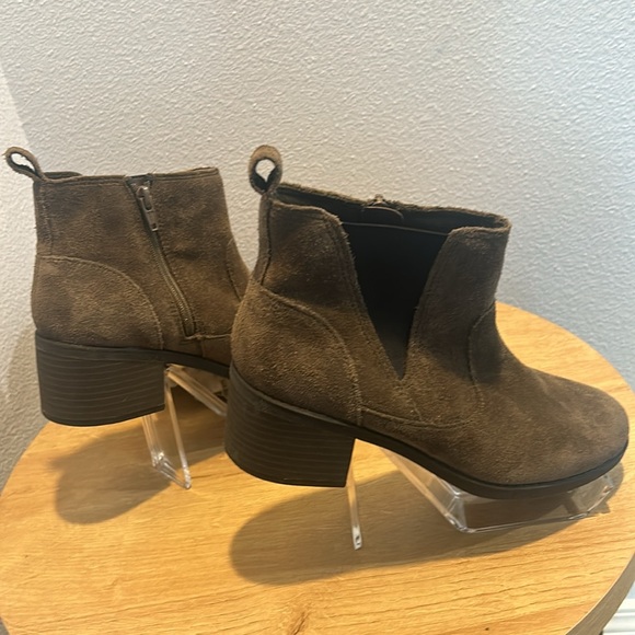 Clark’s Pull-on Suede Chelsea Boot, Size 6.5 - Picture 9 of 13